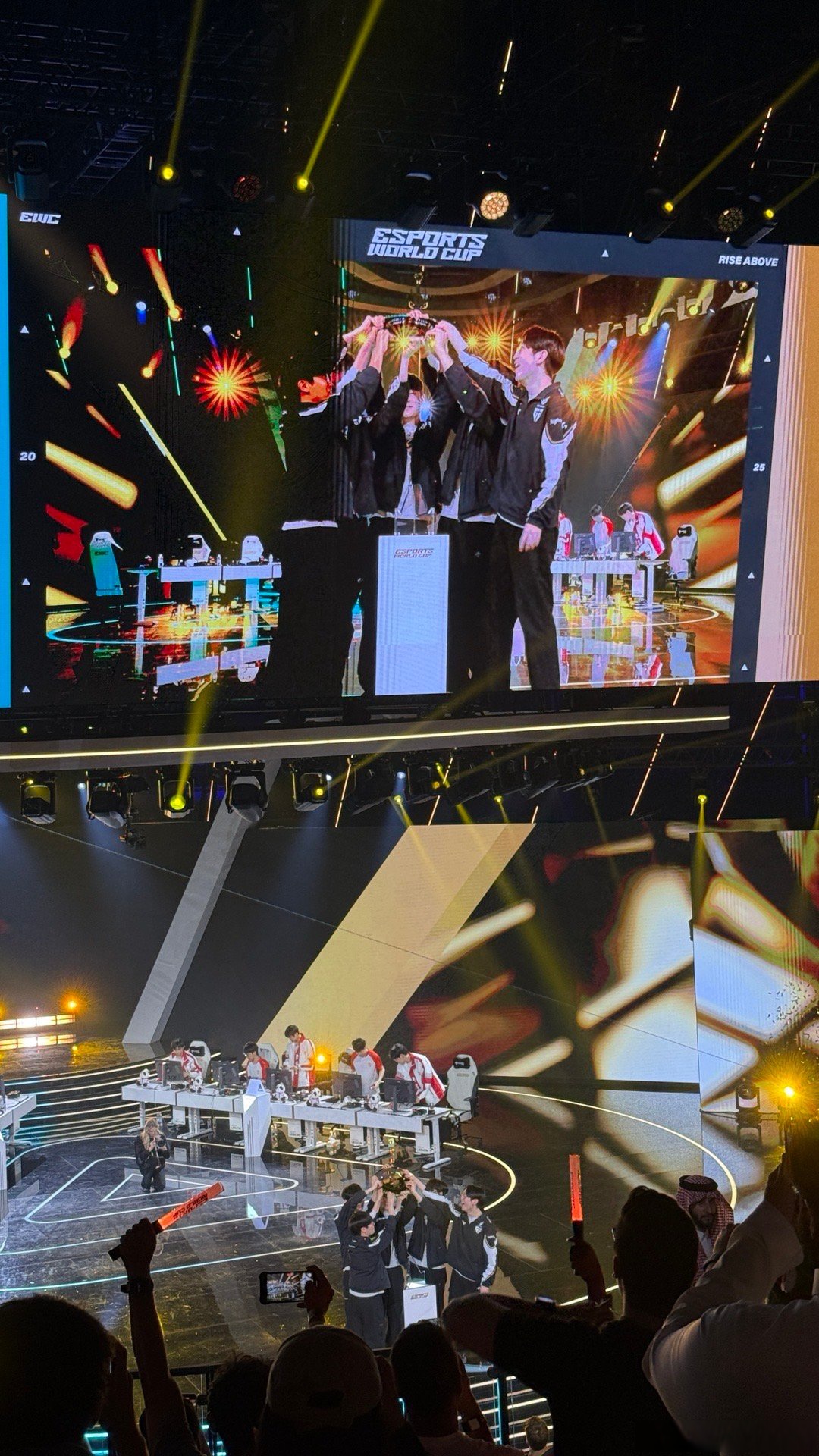 关于CLG绝杀GEN，Lehends团战一打五激烈交锋四强赛，让粉丝疯狂欢呼的信息