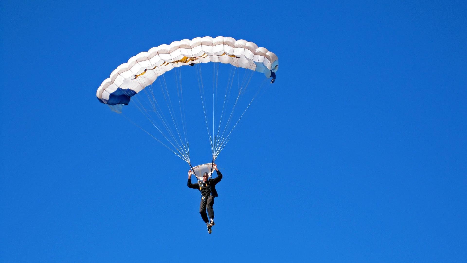 DB电竞平台登录-黄蜂关键战突围雄鹿，霍勒迪成为关键先生