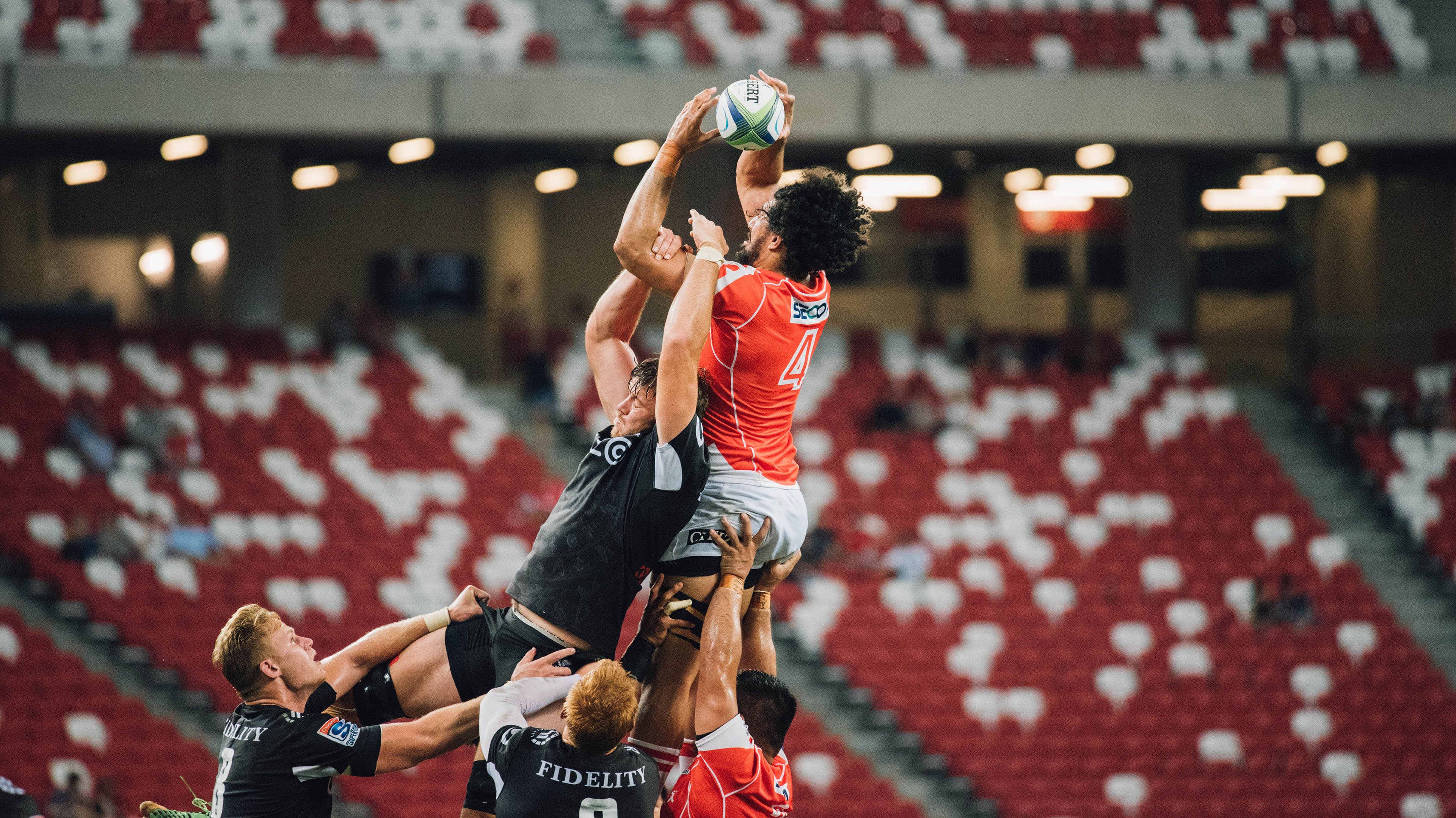 塞维利亚轻取乌克兰，拉什福德点燃赛场，欧联杯之夜的双重奏