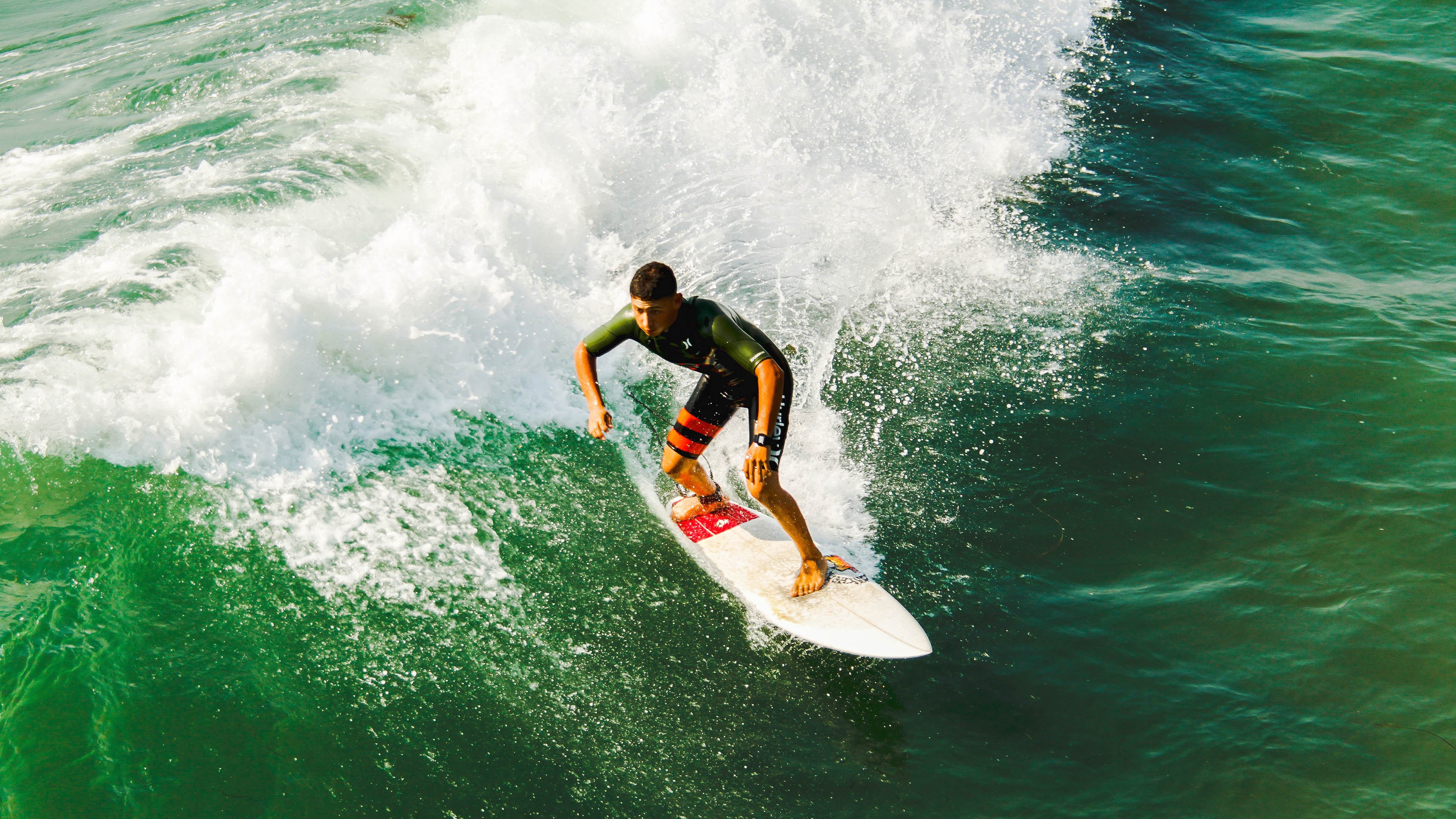 赛道上的逆袭,佩雷兹高光时刻,梅赛德斯绝杀红牛二队